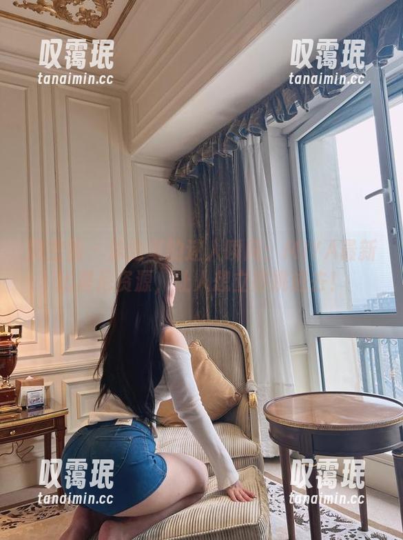 MIYA 微密圈 - 泳池里的迷人瞬间:MIYA最新比基尼资源,让人想立即跳进去!