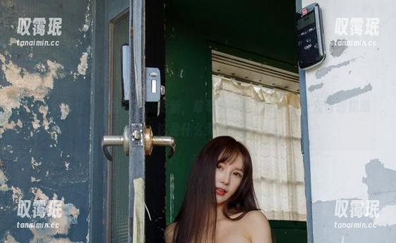 Seoyool(서율)的写真新更新，草莓内裤与灯笼裤——我也想知道这是什么灵感！