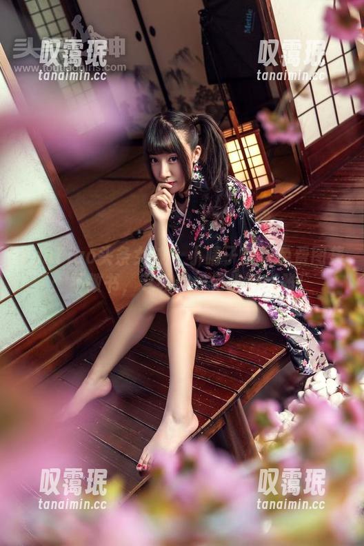 TouTiao头条女神 - 小晴子教室免费图集：不教书，专教你如何坐得优雅！