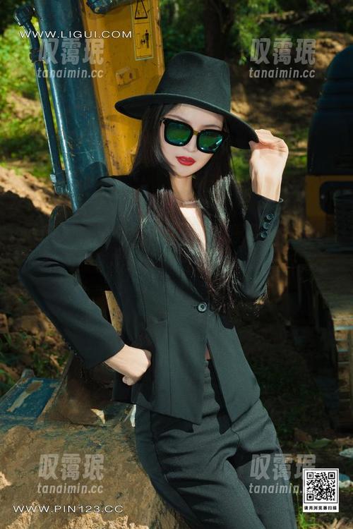 丽柜-凉儿 丽柜 - 凉儿的超级女佣,套图精选,透着一股无法言喻的暧昧气息……嘛,有点意思!