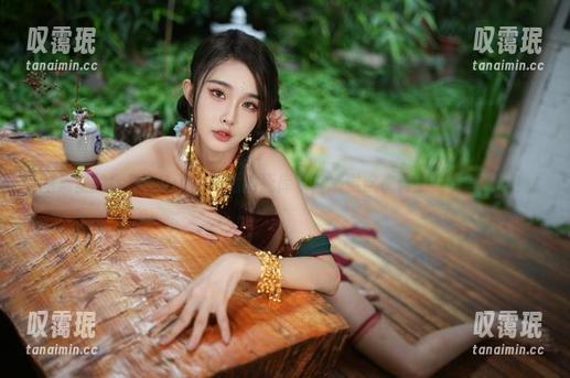 余多多Dudu 图集里的余多多Dudu与她的死库水,感觉这水真是太有魅力了!