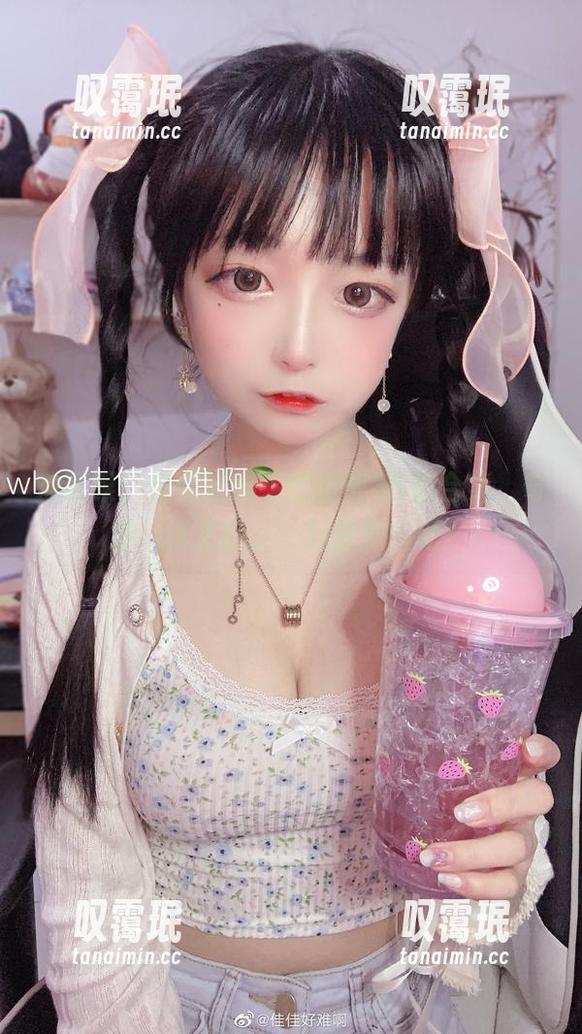 别眨眼！佳佳好难啊的微博36套合集，奇妙cos之旅，一起去探险吧！