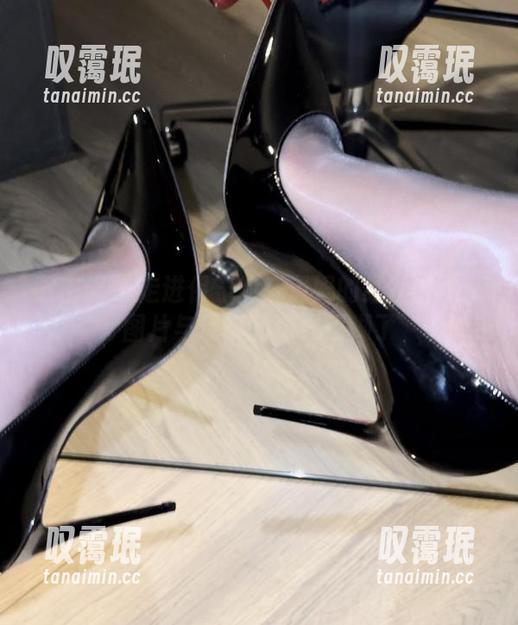 微密圈 - 走进保守的二舅妈的红丝白袜：图片与现实的边界模糊了