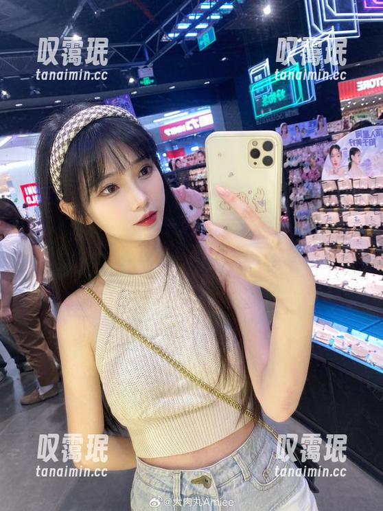 发现“大肉丸Amiee透明”的原图时，心里五味杂陈，真是难以言喻的美好。
