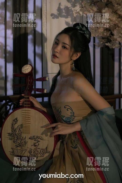 尤蜜荟 - H杯陈若初的黑色魅力：这些美图图包，简直是让我想起了我衣柜里的‘孤独’黑衣！
