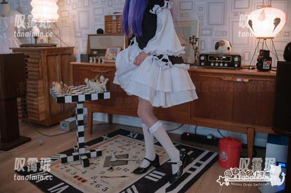 木花琳琳是勇者绝对领域的最新作品：你猜我在想什么？反正就是想多看几眼！