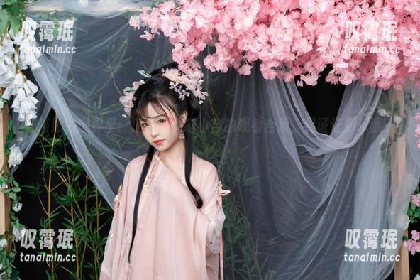 在猫娘的世界里：爆机少女喵小吉的观看合集，保证让你乐翻天！