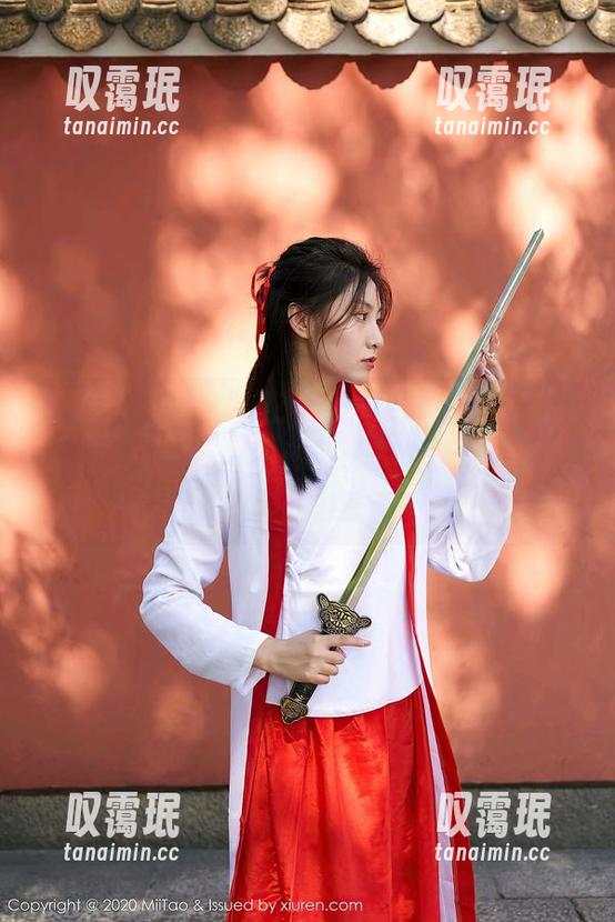 蜜桃社 - 这一组制服，伊素妍简直是时尚教科书，图库里到底藏了多少惊喜，分享给朋友们看看