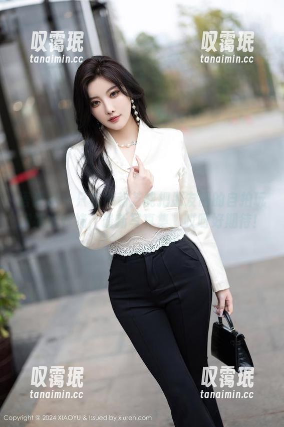 语画界-徐莉芝 语画界 - 只有徐莉芝能把朋友圈的自拍玩得如此妖娆,最新写真集,哎呀好期待!
