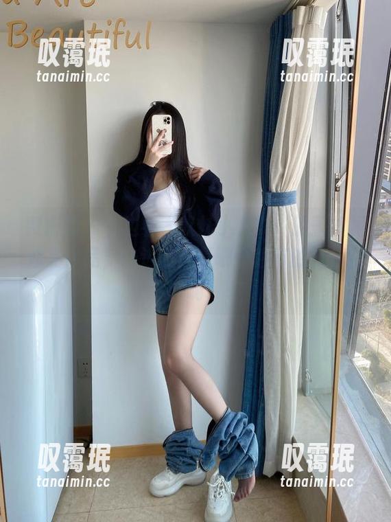 软妹小九九 微密圈 - 一边看“软妹小九九”的蕾丝裙油亮作品,一边想这是哪个超市的打折招牌啊。