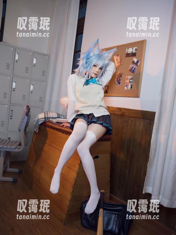 不得不说，铁打萌萌_moi的制服写真照片真的很会撩，微妙的感觉说不清～
