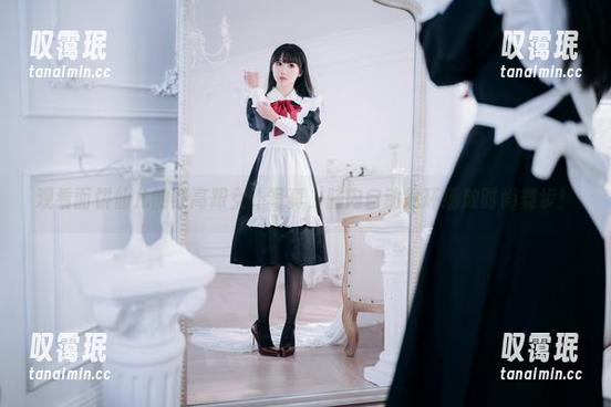 观看面饼仙儿的红高跟女仆写真，脑内自动循环播放时尚舞步！