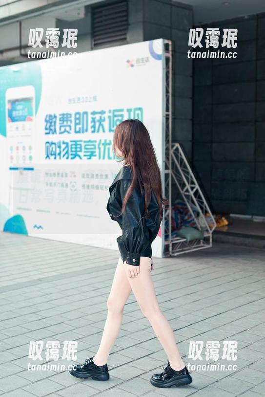 魔镜街拍-婷婷 魔镜街拍 - 穿着粉裙的销售主管:婷婷的日常写真精选,工作与魅力并存,谁能拒绝?